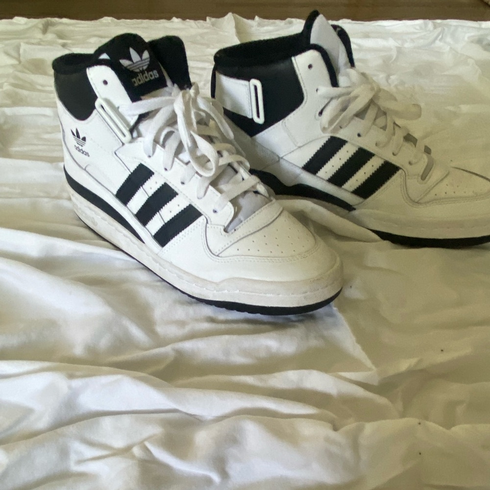 Adidas men’s high top white leather 3 stripe size 9.5. Lightly worn